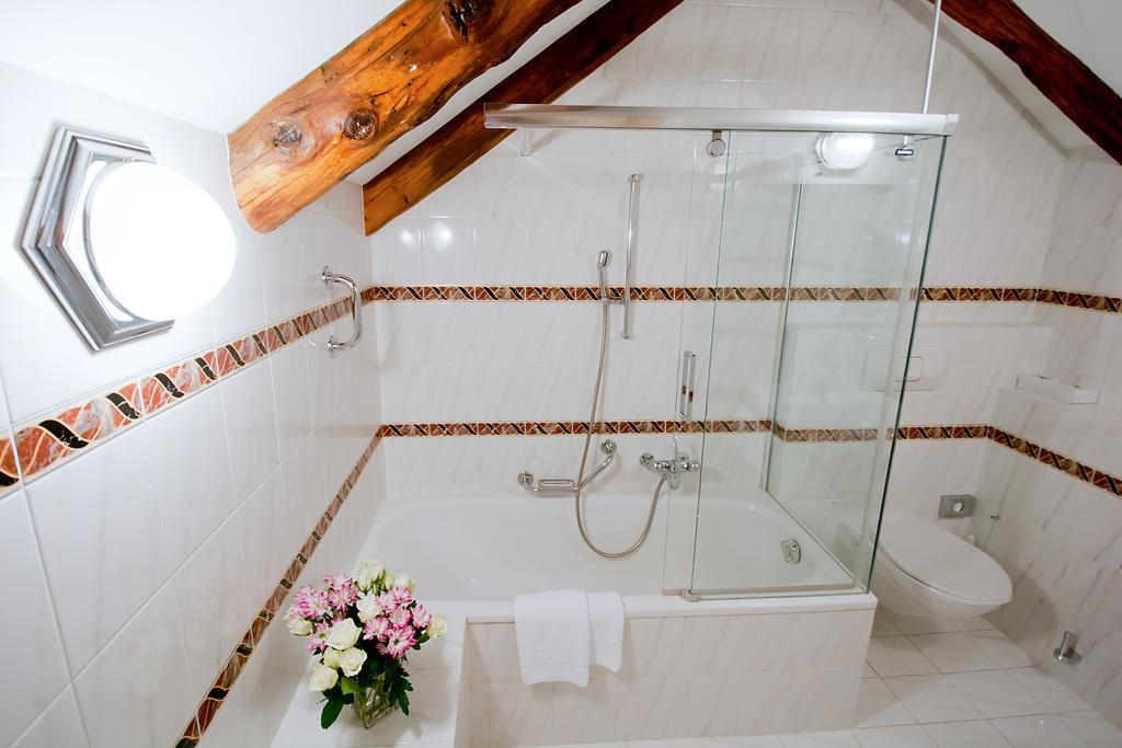 Romantik Hotel Castello Seeschloss Ascona Bilik gambar